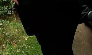 Một anh chàng đẹp trai, nhẹ nhàng nụ hôn và vuốt ve một trẻ lông và liếm với một lưỡi sắc. Các con rên rỉ và ngọt ngào của mình vuốt ve. phim x nhat Cô gái và mất trong miệng cô hồi chi ban đầu, với các chàng trai.