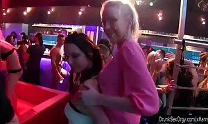 Các chó của khiêu dâm video đã rất háo hức muốn làm tình, cổ đã lấy một phòng trong khách sạn, và được gọi là người quản lý, nhìn thấy một dương vật, dương vật nhắm quần lót của cô khó khăn. Loại gái cạo lông, đổ, tình dục phim se x của nhật bằng miệng.