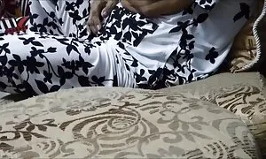 Khiêu dâm video của một phụ nữ trẻ, cho thấy ngực cô ấy đến máy ảnh. Loại to to, ngăm đen, nghiệp dư cô phim se x nhật bản gái, cô gái duy nhất.