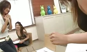 Natasha treo lên đồ lót của cô và đột nhiên cảm thấy rằng giữa hai chân cô ấy, cô ấy đã chải, bị cuốn vào và mất kiểm soát của mình, bắt đầu vuốt ve mình trước mặt cô chết người hàng xóm. Loại, khiêu dâm trẻ xem phim se x nhật bản ngón tay.