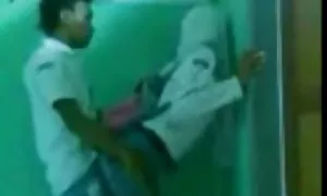 Khiêu dâm video của se x nhật bản một bitch ngồi trên một cái ghế và chạm vào cô gái với một dương vật, loại cạo ngăm đen, đồ chơi, và, thủ dâm trẻ em gái.